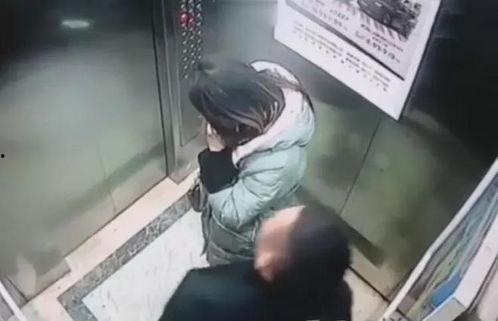 国产偷窥男人撒尿视频,偷窥者如何捕捉男人私密时刻