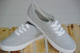 国产小白鞋情侣视频网站,甜蜜演绎时尚爱情故事